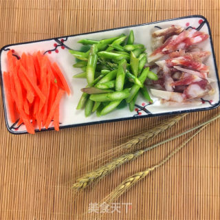 芦笋香肠炒苏州新鲜冰冻鸡头米，味道鲜美的做法步骤：1