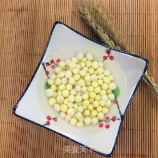芦笋香肠炒苏州新鲜冰冻鸡头米，味道鲜美的做法步骤：3