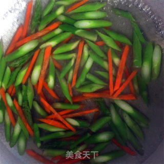 芦笋香肠炒苏州新鲜冰冻鸡头米，味道鲜美的做法步骤：5