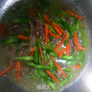 芦笋香肠炒苏州新鲜冰冻鸡头米，味道鲜美的做法步骤：8