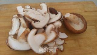 香菇鸡蛋打卤面的做法步骤：1