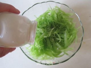 炝拌莴苣丝的做法步骤：2