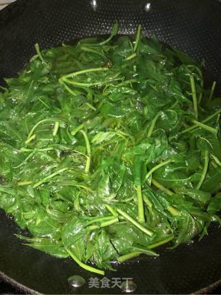 香椿芽炒蛋的做法步骤：1