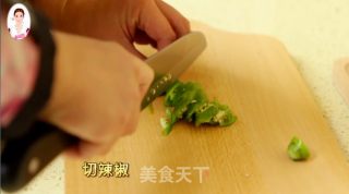 即下酒又下饭的快手小菜青椒小鱼的做法步骤：2