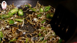 即下酒又下饭的快手小菜青椒小鱼的做法步骤：10