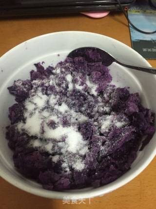 紫薯肉松酥的做法步骤：1