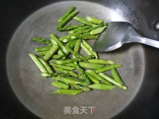 芦笋炒鸡蛋的做法步骤：6