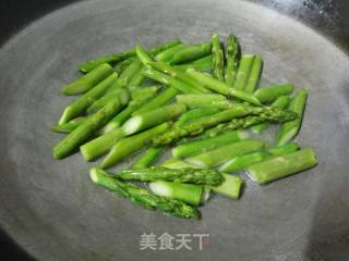 芦笋炒鸡蛋的做法步骤：7