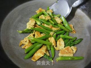 芦笋炒鸡蛋的做法步骤：9