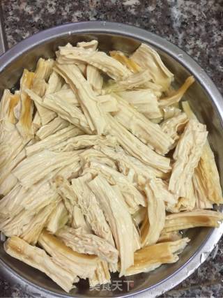 腐竹焖肉的做法步骤：1