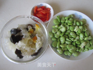 蚕豆米炒双耳的做法步骤：1