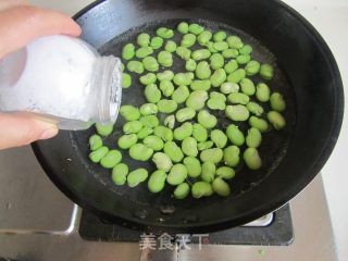 蚕豆米炒双耳的做法步骤：2