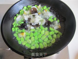 蚕豆米炒双耳的做法步骤：3