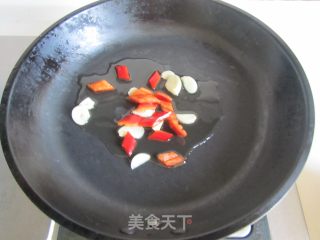 蚕豆米炒双耳的做法步骤：4