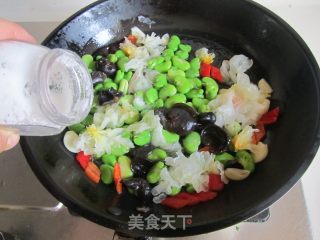 蚕豆米炒双耳的做法步骤：6