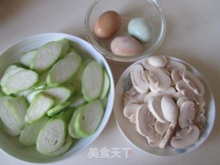 口蘑丝瓜炒鸡蛋的做法步骤：1