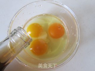 口蘑丝瓜炒鸡蛋的做法步骤：2