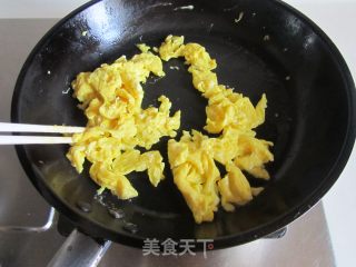 口蘑丝瓜炒鸡蛋的做法步骤：4