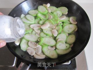 口蘑丝瓜炒鸡蛋的做法步骤：7