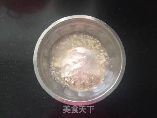 至尊培根虾仁披萨的做法步骤：1