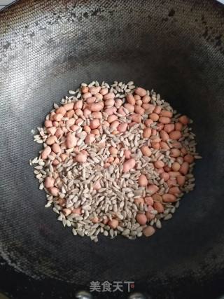 花生瓜子葡萄干糖的做法步骤：2