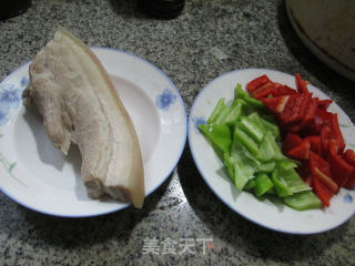 双椒回锅肉的做法步骤：1
