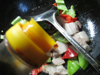 双椒回锅肉的做法步骤：5