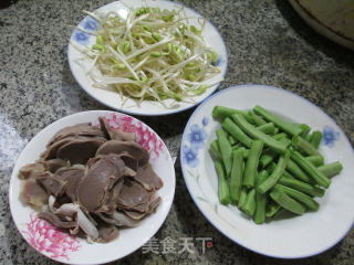 黄豆芽鹅胗炒梅豆的做法步骤：1