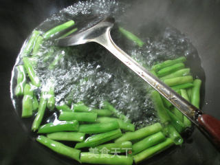 黄豆芽鹅胗炒梅豆的做法步骤：2