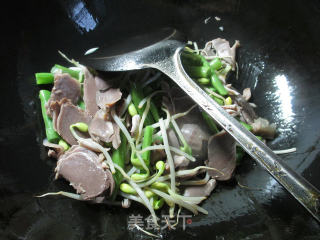 黄豆芽鹅胗炒梅豆的做法步骤：4