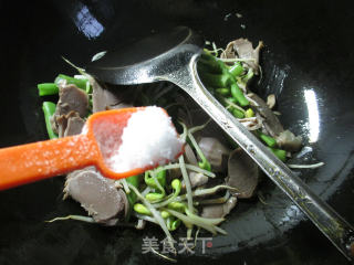 黄豆芽鹅胗炒梅豆的做法步骤：6