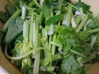 芹菜五花肉炒杏鲍菇的做法步骤：1