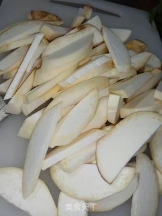 芹菜五花肉炒杏鲍菇的做法步骤：2