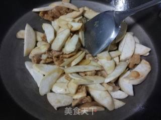 芹菜五花肉炒杏鲍菇的做法步骤：7