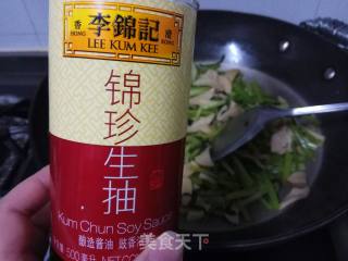芹菜五花肉炒杏鲍菇的做法步骤：10