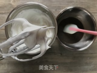 醇香黑米戚风蛋糕卷的做法步骤：6