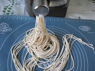 红果家菜谱之茄汁韭菜炒面的做法步骤：4