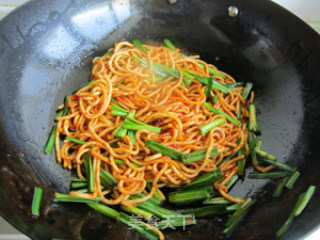 红果家菜谱之茄汁韭菜炒面的做法步骤：9