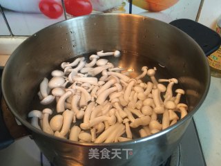蟹柳生菜沙拉杯的做法步骤：2