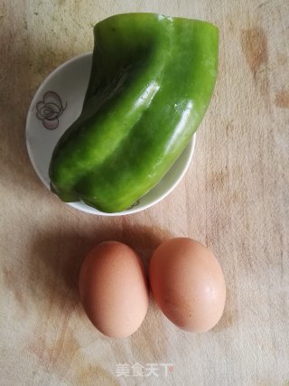 青椒炒鸡蛋的做法步骤：1