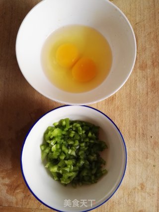 青椒炒鸡蛋的做法步骤：2