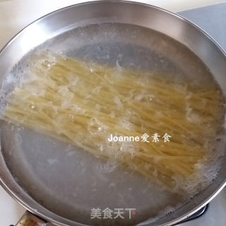 罗勒酱拌意面的做法步骤：2