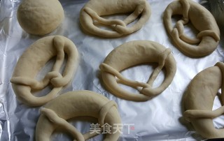 德国碱水面包的做法步骤：15