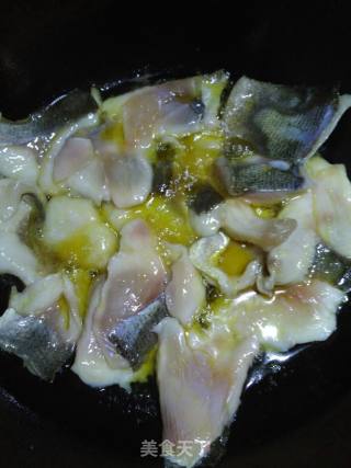 酸菜烧鱼的做法步骤：1