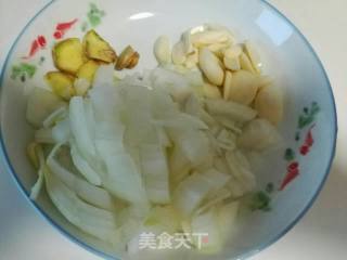 西红柿土豆炖牛腩的做法步骤：2