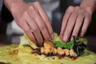 美味虾仁鸡蛋卷的做法步骤：7