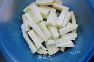 青椒茄子的做法步骤：1