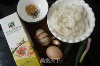 金蒜炒饭的做法步骤：1
