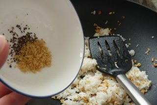 金蒜炒饭的做法步骤：7