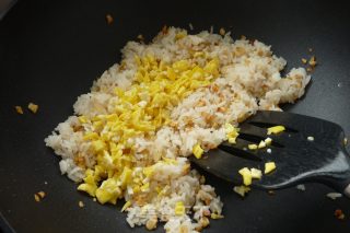 金蒜炒饭的做法步骤：8